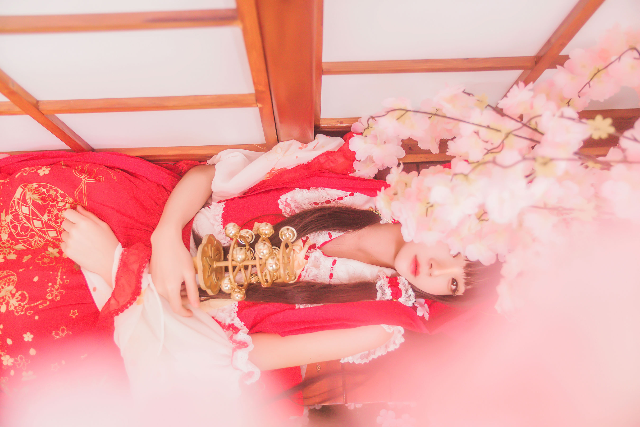 [萝莉COS] 桜桃喵《灵梦 新年快乐》 Cosplay-第4张