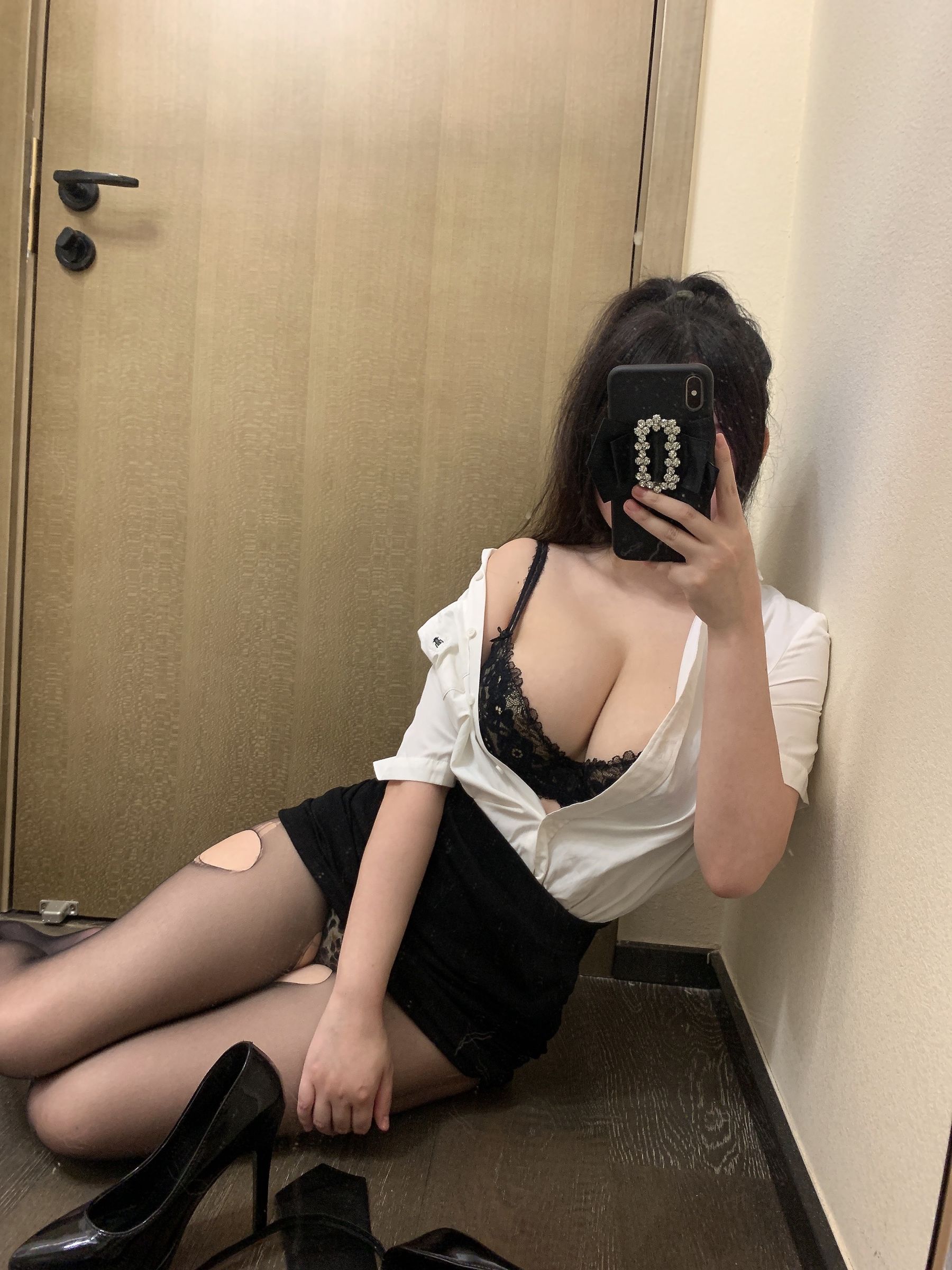 蜜桃少女是依酱呀 – 刚入职的新人 Cosplay-第3张
