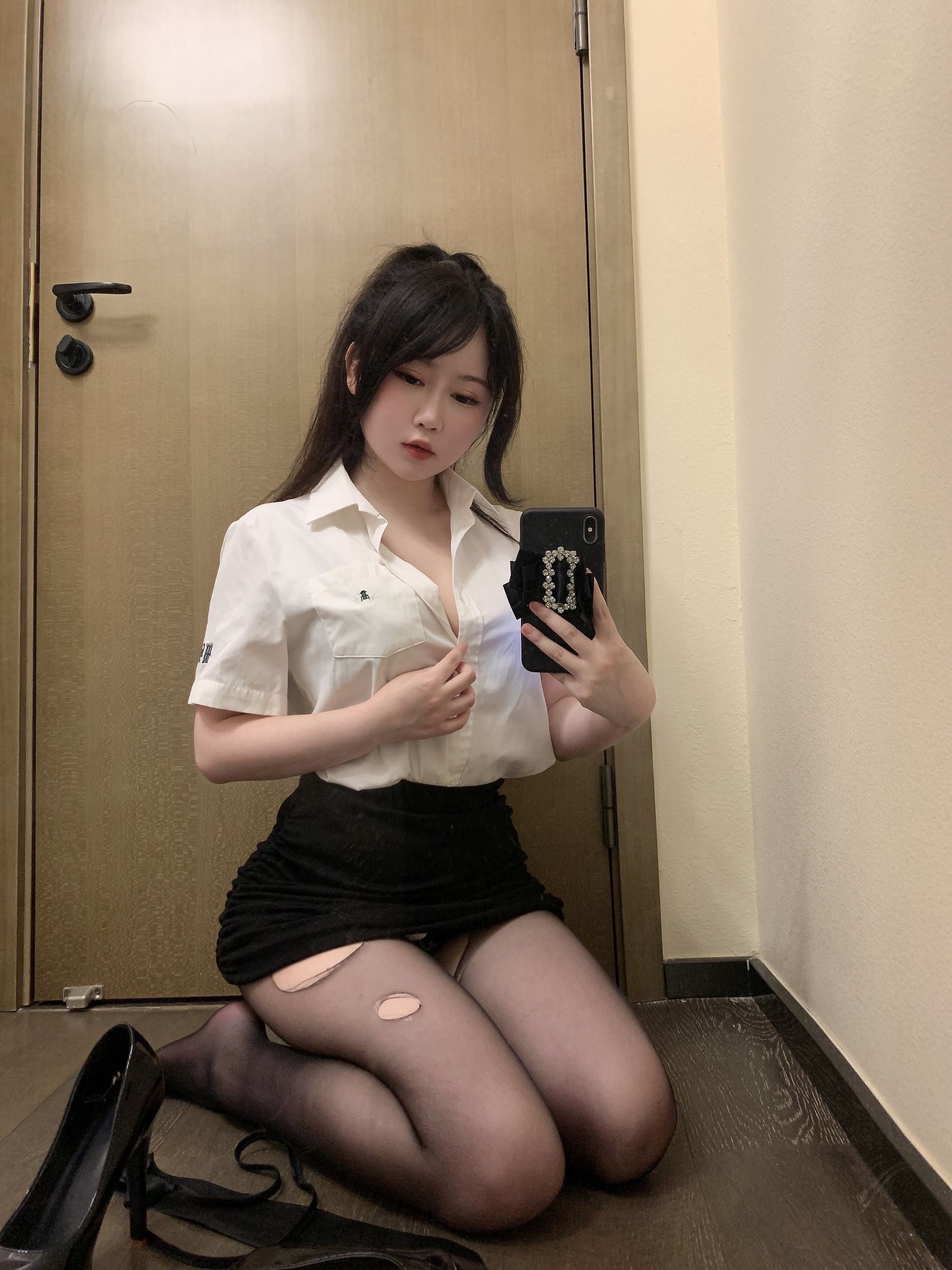 蜜桃少女是依酱呀 – 刚入职的新人 Cosplay-第1张